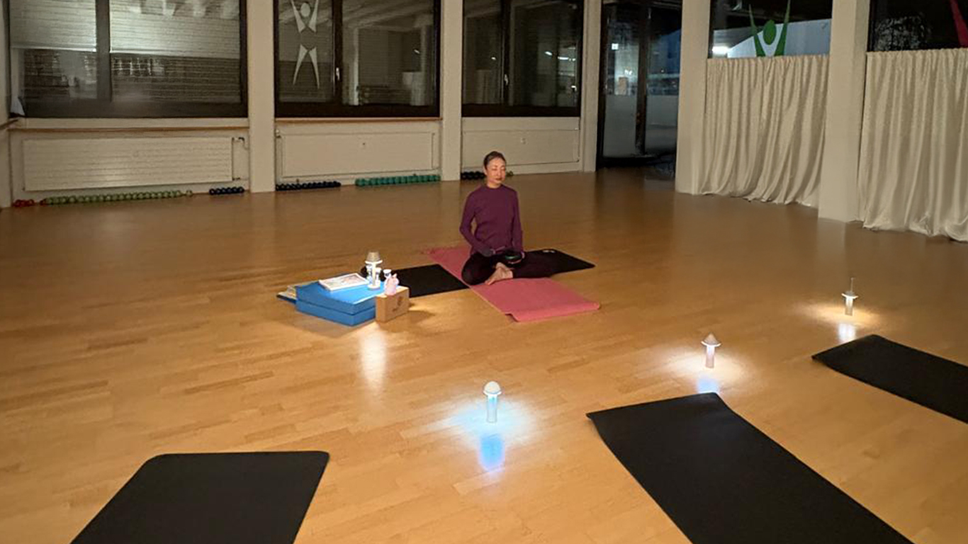 Yoga Kurs Atmosphäre. Eine Yogini ist meditiert
